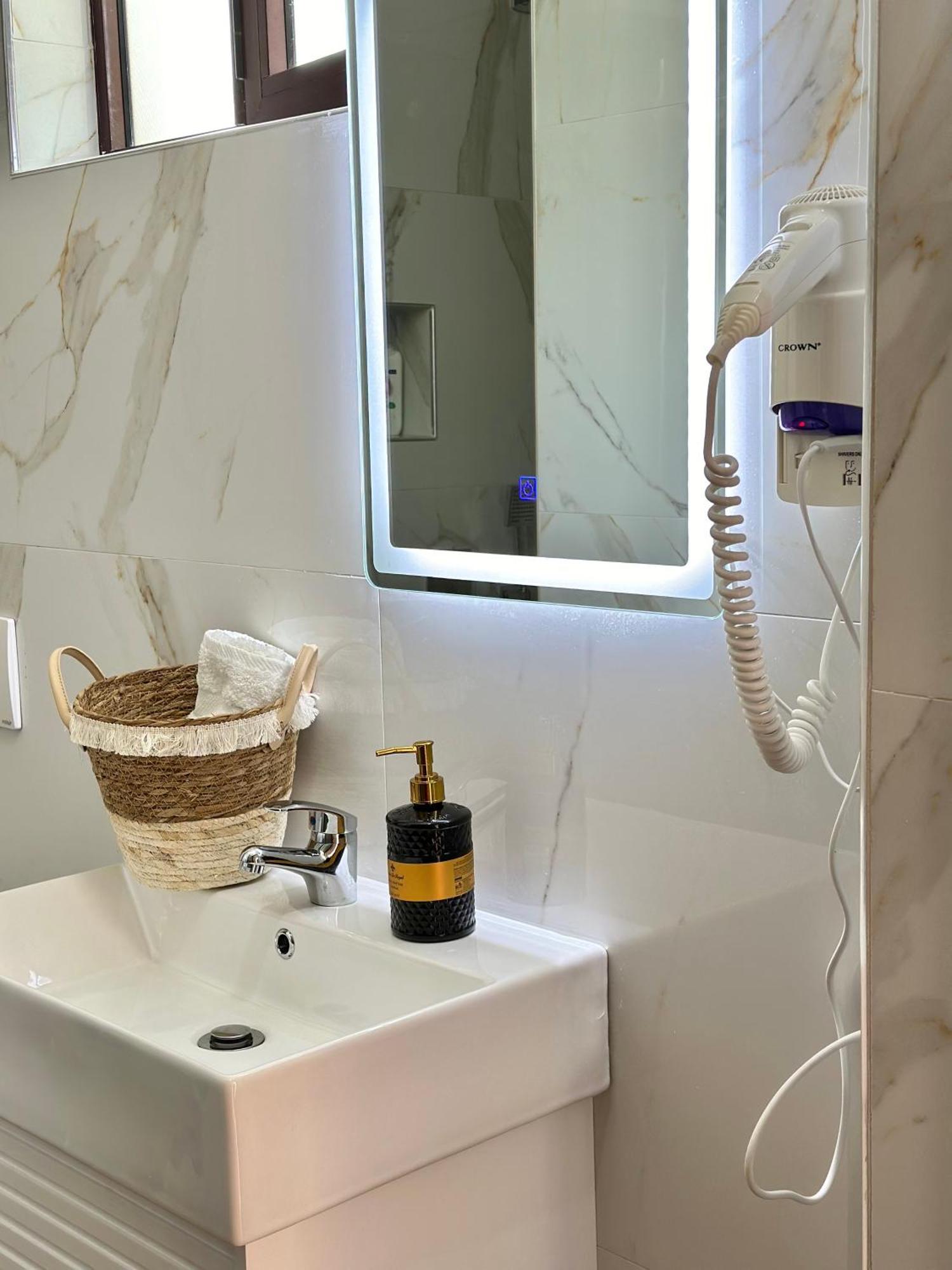 Hotel Imperial Dhërmi Екстериор снимка